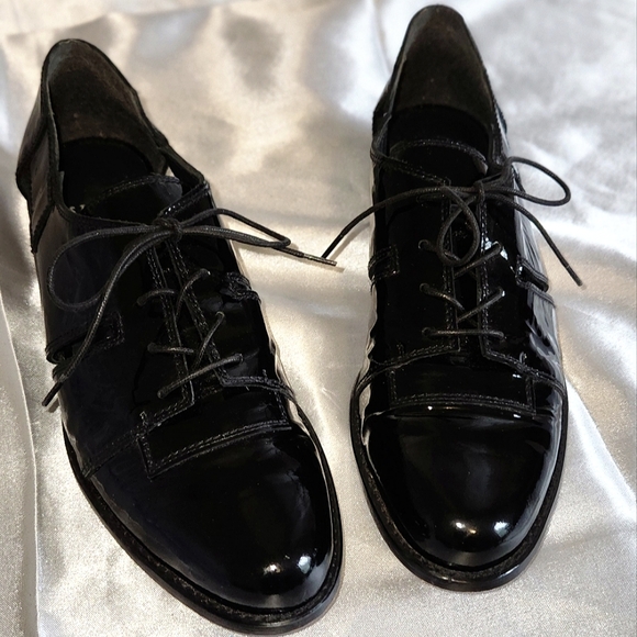 STUART WEITZMAN BLK PATENT LEATHER LOAFERS WITH SIDE CUTOUT SIZE 7 - Picture 2 of 12